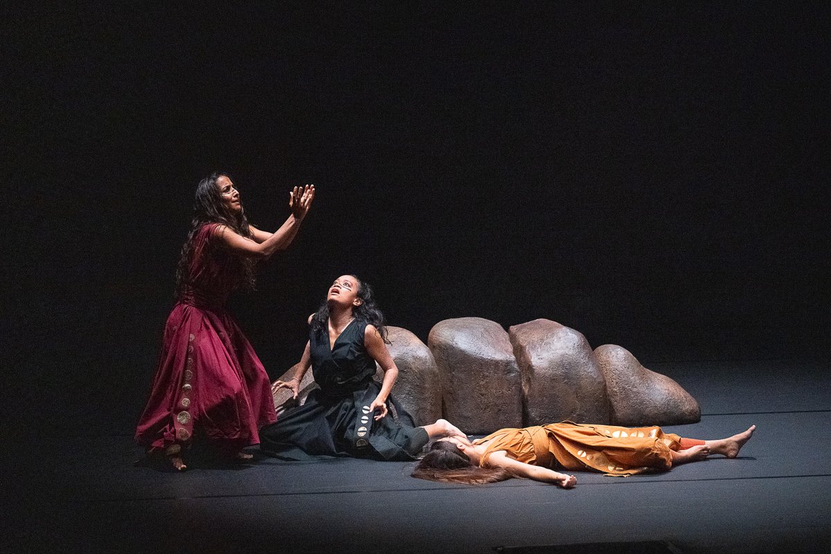 LincolnCenter's tweet photo. In the Lincoln Center Contemporary Dance Festival's closing week, @AkramKhanLive returned to campus with the U.S. premiere of "Thikra: Night of Remembering" in collaboration with @jacobspillow! Part of the Pasculano Collaborative for Contemporary Dance.

📸: @CDugganPhoto https://t.co/ffKM69d4tw