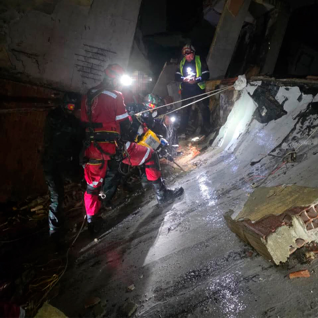 topos's tweet photo. Tras el doble sismo del 24 de junio en Venezuela, de 7.2 y 7.5 Mw, la Brigada de Rescate Topos Tlatelolco A.C. desplegó un equipo operativo de 12 elementos para apoyar en una de las zonas más afectadas: La Guaira.

Ruta operativa:
Valencia → Caracas → La Guaira

Actividades principales del despliegue:

• 24 de junio: monitoreo inicial de la emergencia y activación de respuesta.
• 25 de junio: preparación logística, coordinación institucional y definición del equipo operativo.
• 26 de junio: ingreso a Venezuela por vía comercial y traslado inicial hacia Caracas.
• 27–28 de junio: coordinación de acceso, registro operativo, apoyo logístico local y preparación de ingreso a zona de desastre.
• 29 de junio al 5 de julio: trabajo operativo en La Guaira con labores de búsqueda, evaluación estructural, apuntalamiento, penetración controlada, desescombro y apoyo en recuperación.
• 6 de julio: cierre de fase de rescate ligero y desmovilización conforme a criterios técnicos internacionales.
• 7 de julio en adelante: transición a fase humanitaria desde México: acopio, inventario, clasificación, consolidación y envío de insumos prioritarios.

La operación se desarrolló bajo condiciones complejas: conectividad limitada, alto riesgo estructural, daños severos en infraestructura y coordinación con equipos nacionales e internacionales bajo lineamientos INSARAG/ONU.

Al corte del 11 de julio, la emergencia en Venezuela reportaba más de 4,300 personas fallecidas, 16,740 heridas, alrededor de 17,000 personas sin vivienda y más de 850 edificios afectados.

Reconocemos el trabajo de nuestros rescatistas, voluntarios, donantes, asociaciones civiles y aliados logísticos.

Nuestro compromiso sigue con Venezuela. 🇲🇽🤝🇻🇪