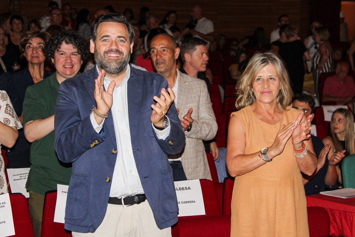 paconunez_'s tweet photo. Cada banda de música representa horas de ensayo, esfuerzo, compañerismo y amor por su pueblo.

🎼 Por eso siempre es un placer escuchar a las bandas de Castilla-La Mancha, y hacerlo en el XII Certamen Regional de Bandas en Mota del Cuervo es reafirmar mi compromiso con una tradición que forma parte de la identidad de nuestra tierra.

🫱🏼‍🫲🏽🟥⬜️ Enhorabuena a todos los participantes por mantener viva nuestra cultura.
