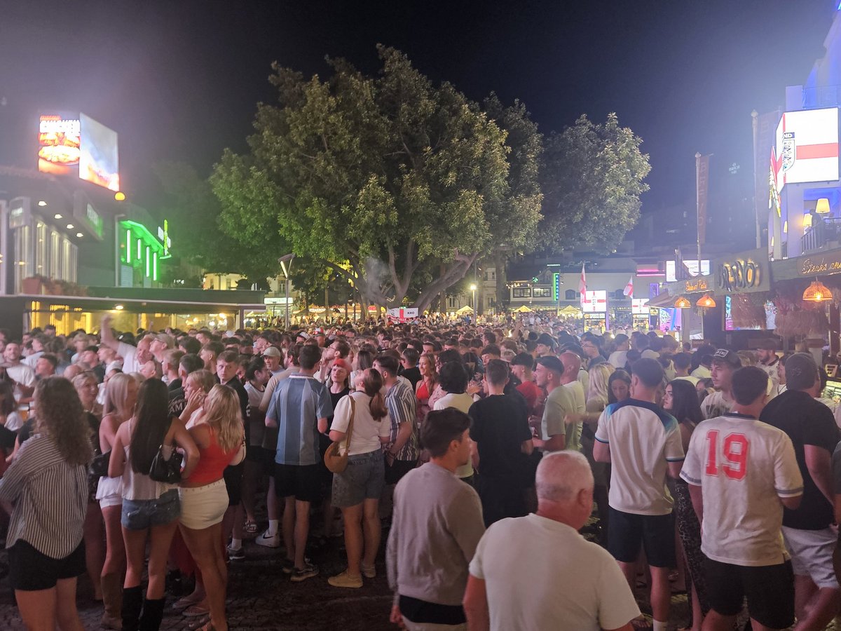 zeefilipe's tweet photo. Sinto que vai ser uma experiência... live from Albufeira 🇬🇧 #WorldCup https://t.co/sYIw8tnrWQ