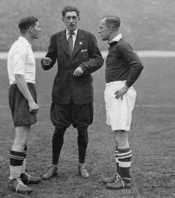Garnement_'s tweet photo. L'arbitre belge John Langenus/Jean Langenus qui a officié lors de trois Coupes du monde et notamment la finale de la Coupe du monde de football 1930. https://t.co/B8tl3jC0ji