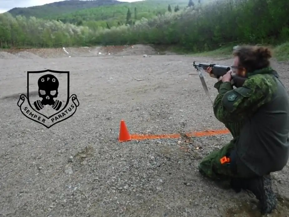 Polysesouvient's tweet photo. "Dans le cadre de leurs activités, les membres du GPQ (Groupe Preppers Québec) utilisent des #SKS, des armes à feu non restreintes qui peuvent être achetées par quiconque est titulaire d’un permis de possession et d’acquisition. Il s’agit d’une arme très répandue au Canada. C’est ce modèle de carabine qu’a utilisé l’auteur de la fusillade survenue dans le quartier Côte-des-Neiges, à Montréal, à la fin du mois de juin. Une #SKS avait aussi été utilisée lors de la tuerie d’août 2018 à Fredericton (NB). Deux policiers et deux civils avaient alors perdu la vie. Sur le champ de tir, 'Benoît' explique à 'Arthur' comment il est parvenu à modifier son chargeur, avant de tirer 10 balles de manière consécutive. Questionné à ce sujet, le commandant du groupe, Victor, dira plus tard ne pas avoir vu l’arme modifiée de 'Benoît'. Au Canada, le chargeur de l’arme doit être limité à cinq balles" @RickMartel15