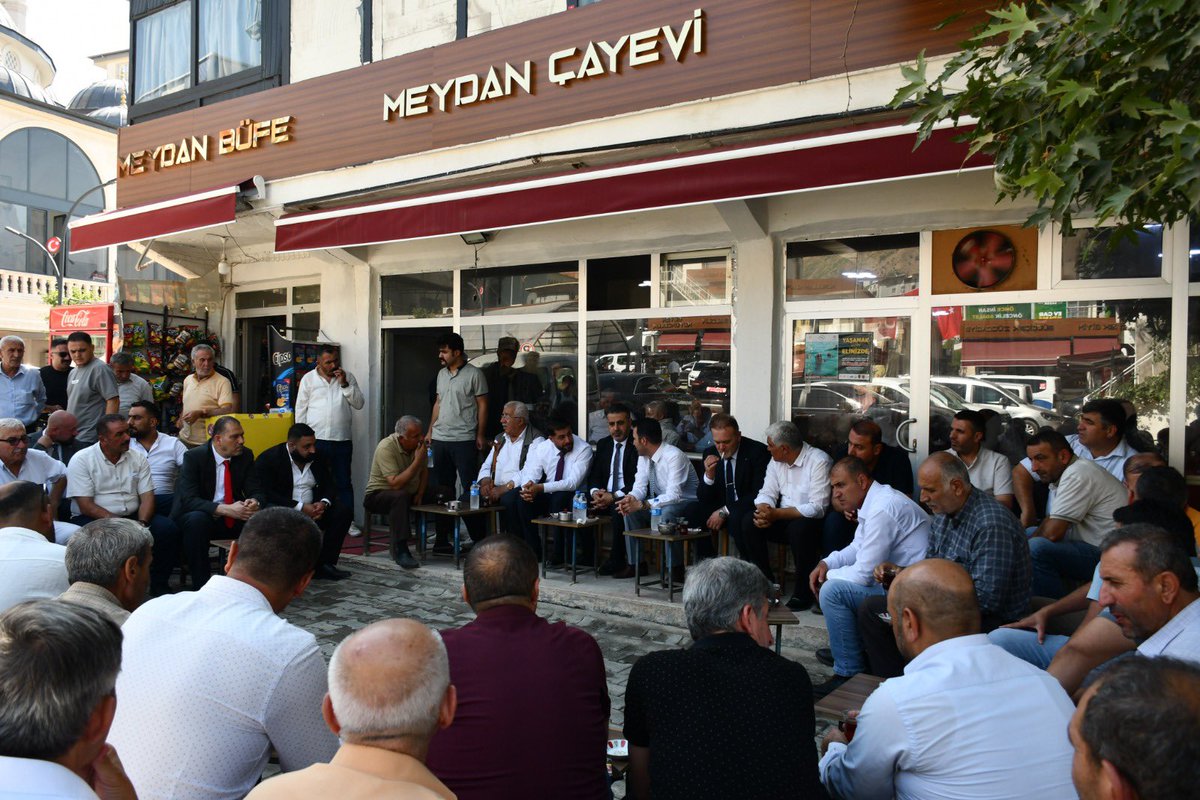 marifcetintr's tweet photo. Sason 📍 

Sason’da kıymetli hemşehrilerimizle bir araya geldik, Sn Genel Başkanımız Devlet Bahçeli Bey’in selamlarını ve muhabbetlerini ilettik.

Hiç kimsenin şüphesi olmasın; genciyle yaşlısıyla, el ele ve gönül gönüle, kardeşlik içinde aynı hedefe yürüyoruz. Gençlerimizin geleceğini düşünerek huzurun, birliğin ve kardeşliğin adresi olan #TerörsüzTürkiye idealini hep birlikte inşa edeceğiz. 
#Batman #sason #mhp