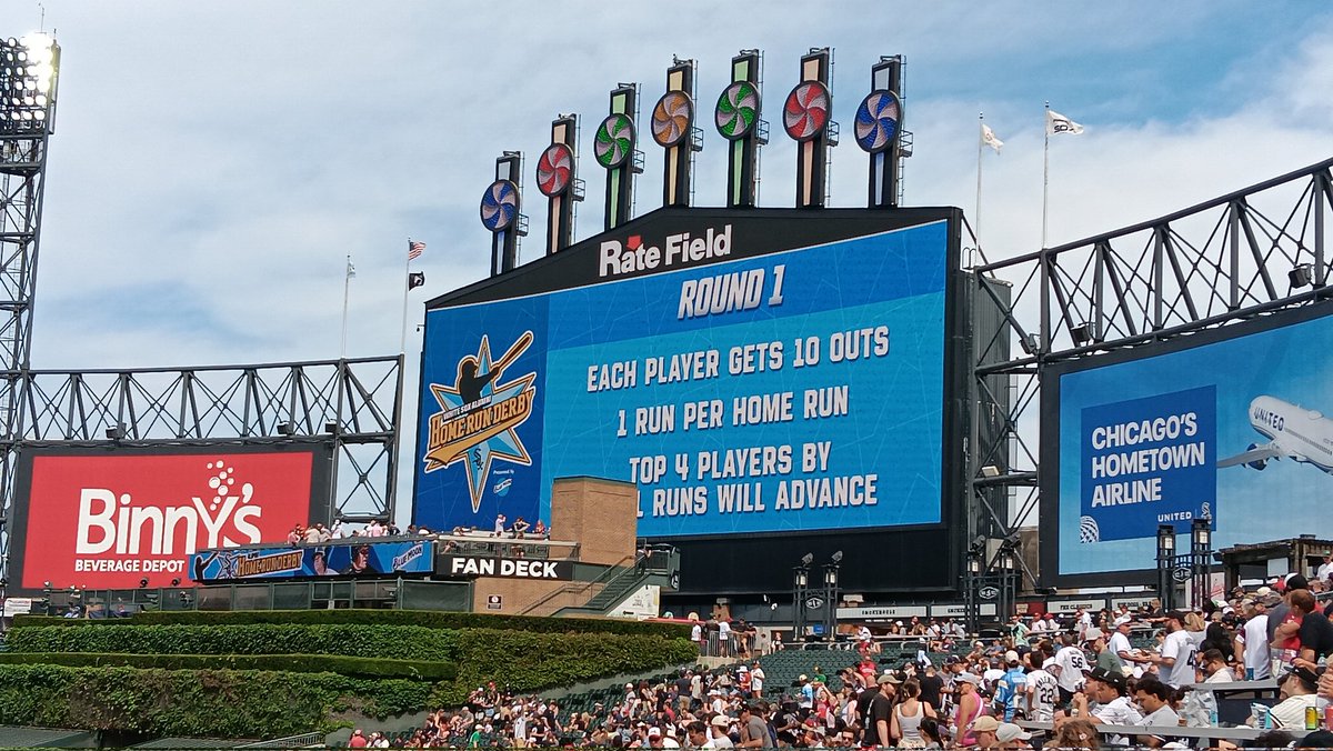 sidkid80's tweet photo. @whitesox @LaurenLapka @spshoot @ColMarie21 @JulieSwieca @sammywhitesox @WhiteSoxJoy @msmeliss024 @JAYChi_WhiteSox @SouthSideBoys23 Anticipation awaits for the debut of the #WhiteSox Alumni Home Run Derby! πͺππβΎοΈ #ATHvsCHW #MLB #SouthSideHitmen #SouthSideOrDie #SoxSide #SoxPride https://t.co/lp0kjMLE9P