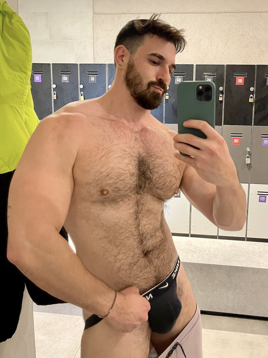 Eywildd's tweet photo. Should I get bigger? https://t.co/vVAz1MOw9T