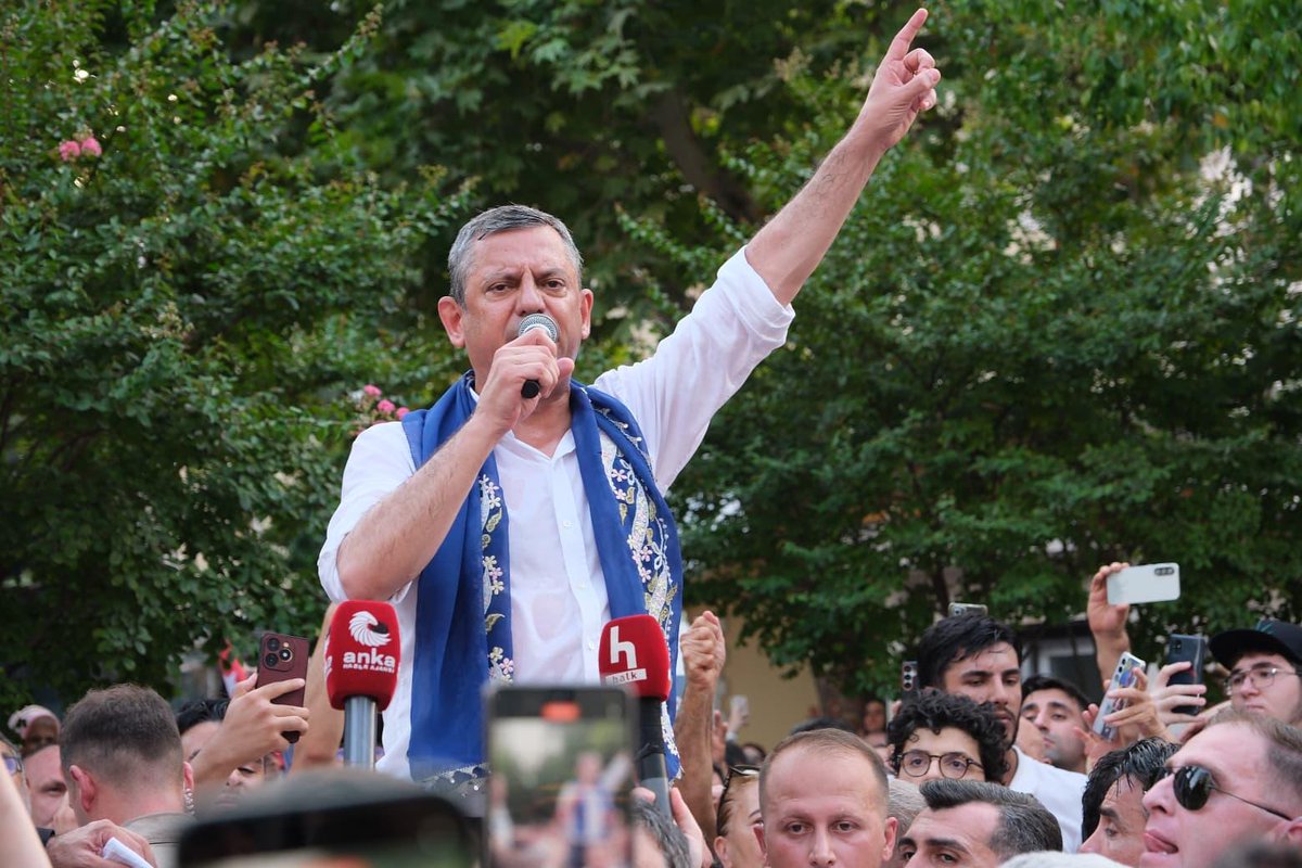 aniltanburoglu's tweet photo. Halkın iktidarı için yola koyulduk.

Adana cevabını bir kere daha verdi;
"Demokrasi" dedi,
"Özgürlük" dedi,
"Adalet" dedi...

Seçilmiş Genel Başkanımız Özgür Özel önümüzde, biz yanında iktidara yürüyoruz.

#YürüyelimArkadaşlar https://t.co/vQ91pYKoWh