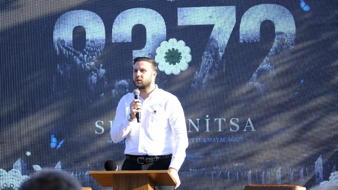 eminkaankaya's tweet photo. Unutmadık… Unutturmayacağız.

AK Parti Küçükçekmece İnsan Hakları Komisyonumuz tarafından düzenlenen, İstanbul Milletvekilimiz Sayın Seda Gören'in katılımları ve Ondokuz Mayıs Üniversitesi Öğr. Gör. İsmail Hodziç'in kıymetli anlatımıyla gerçekleştirilen "Bir Mavi Kelebek Neden Uçar?" Srebrenitsa Soykırımı Anma Programını yoğun katılımla gerçekleştirdik.

Programımıza ayrıca; Rumeli Balkan Dernekleri Federasyonu Başkan Yardımcısı Orhan Vardar, Türkiye Bosna Hersek Kültür Dernekleri İstanbul Temsilcisi ve Sefaköy Çağdaş Bosna Sancak Derneği Başkanı Yusuf Altınbaşak ile Türkiye'nin Bosna'daki ilk şehidi Selami Yurdan'ın ağabeyi Recai Yurdan da katılarak bizleri onurlandırdılar.

31 yıl önce Srebrenitsa'da yaşanan insanlık suçunu bir kez daha hafızalarımızda tazeledik; şehit edilen 8.372 Boşnak kardeşimizi rahmet, minnet ve dualarla yâd ettik. Geçmişin acısını unutmadan, adaletin, insan haklarının ve mazlumun yanında durmanın ortak sorumluluğumuz olduğunu bir kez daha vurguladık.

Programımıza teşrif eden İstanbul Milletvekilimiz Sayın Seda Gören'e, değerli hocamız Öğr. Gör. İsmail Hodziç'e, katılım sağlayan dernek başkanlarımıza, sivil toplum kuruluşlarımızın kıymetli temsilcilerine, teşkilat mensuplarımıza ve tüm misafirlerimize gönülden teşekkür ediyoruz.

Srebrenitsa'yı unutmadık, unutturmayacağız. Nerede bir zulüm varsa karşısında, nerede bir mazlum varsa yanında olmaya devam edeceğiz.