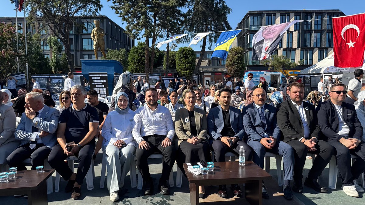 eminkaankaya's tweet photo. Unutmadık… Unutturmayacağız.

AK Parti Küçükçekmece İnsan Hakları Komisyonumuz tarafından düzenlenen, İstanbul Milletvekilimiz Sayın Seda Gören'in katılımları ve Ondokuz Mayıs Üniversitesi Öğr. Gör. İsmail Hodziç'in kıymetli anlatımıyla gerçekleştirilen "Bir Mavi Kelebek Neden Uçar?" Srebrenitsa Soykırımı Anma Programını yoğun katılımla gerçekleştirdik.

Programımıza ayrıca; Rumeli Balkan Dernekleri Federasyonu Başkan Yardımcısı Orhan Vardar, Türkiye Bosna Hersek Kültür Dernekleri İstanbul Temsilcisi ve Sefaköy Çağdaş Bosna Sancak Derneği Başkanı Yusuf Altınbaşak ile Türkiye'nin Bosna'daki ilk şehidi Selami Yurdan'ın ağabeyi Recai Yurdan da katılarak bizleri onurlandırdılar.

31 yıl önce Srebrenitsa'da yaşanan insanlık suçunu bir kez daha hafızalarımızda tazeledik; şehit edilen 8.372 Boşnak kardeşimizi rahmet, minnet ve dualarla yâd ettik. Geçmişin acısını unutmadan, adaletin, insan haklarının ve mazlumun yanında durmanın ortak sorumluluğumuz olduğunu bir kez daha vurguladık.

Programımıza teşrif eden İstanbul Milletvekilimiz Sayın Seda Gören'e, değerli hocamız Öğr. Gör. İsmail Hodziç'e, katılım sağlayan dernek başkanlarımıza, sivil toplum kuruluşlarımızın kıymetli temsilcilerine, teşkilat mensuplarımıza ve tüm misafirlerimize gönülden teşekkür ediyoruz.

Srebrenitsa'yı unutmadık, unutturmayacağız. Nerede bir zulüm varsa karşısında, nerede bir mazlum varsa yanında olmaya devam edeceğiz.