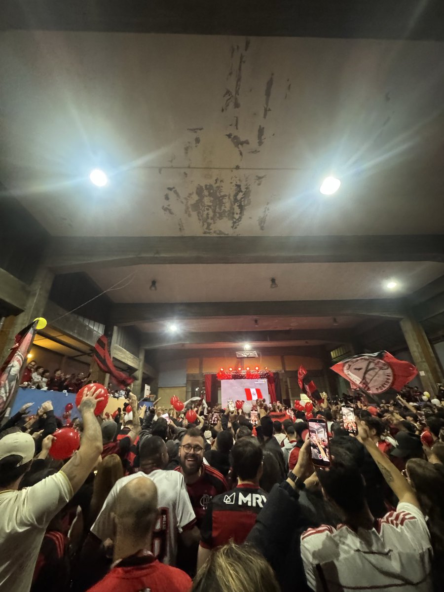 Rprodrigues_'s tweet photo. @vouteatollah @Euclides_flacrf Mano, eu moro aqui, não é isso não, tem mt torcedor aqui, isso aqui é só uma cidade na final da libertadores , tentei comprar ig mas já tinha acabado https://t.co/jyBtxuwqOd