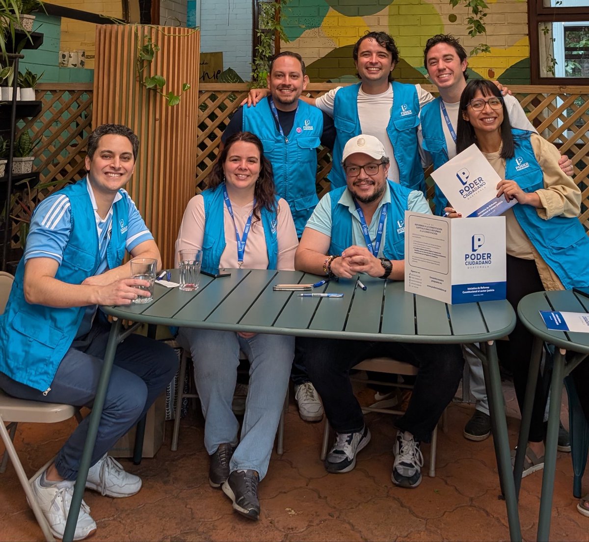 LuisMiguelReyes's tweet photo. Cerrando jornada de recolección de firmas de @PoderCiudadanGt en El Mercadito de Lola. ¡Gracias por venir a firmar! https://t.co/xZr4tmOSj8
