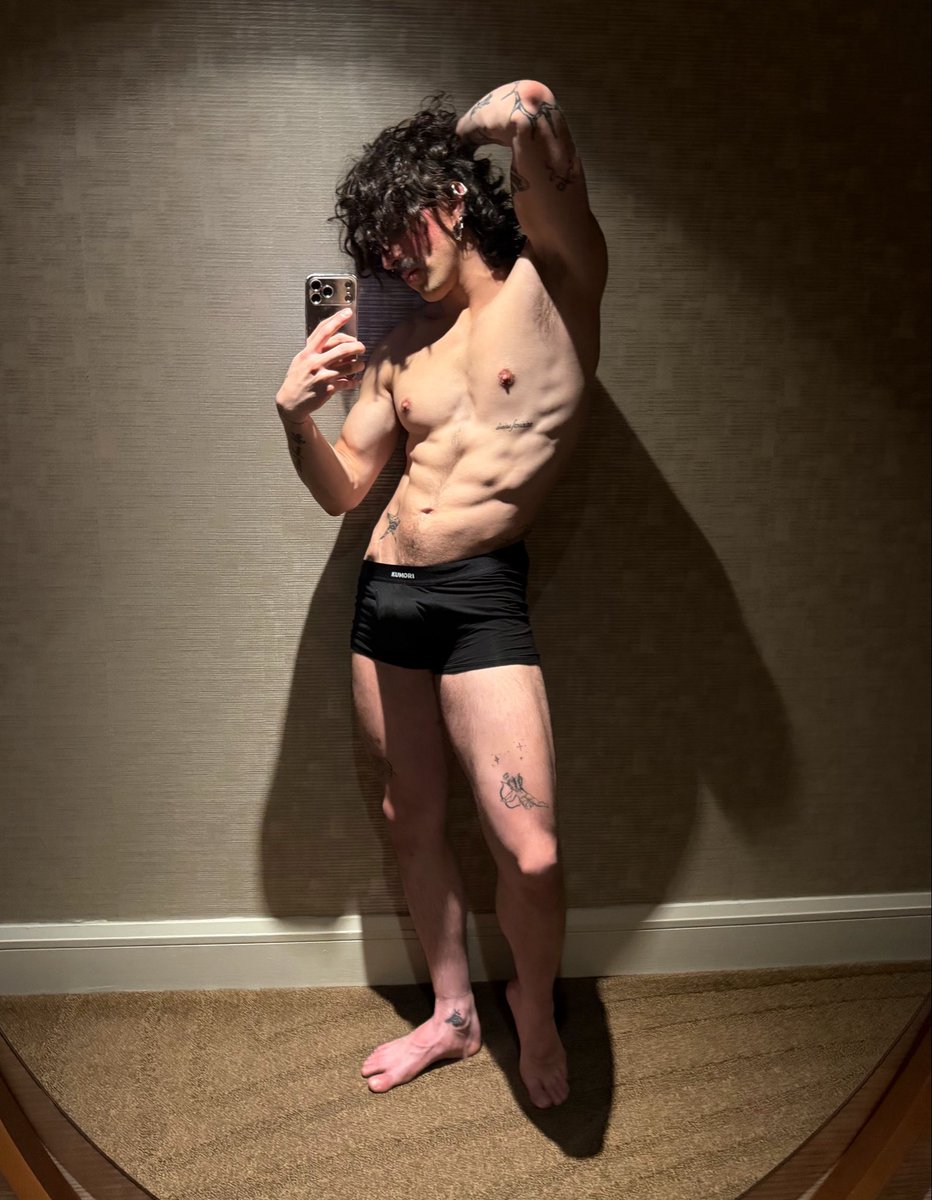 sweatyfelix's tweet photo. built like a greek god https://t.co/di8fYdcySL