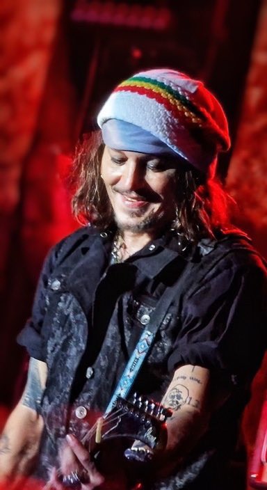 FortonSusan's tweet photo. @NormaiSantos @carysr63 Johnny Depp and his knitted hats.
#JohnnyDepp
#JohnnyDeppStyle https://t.co/EGRmjUzlag