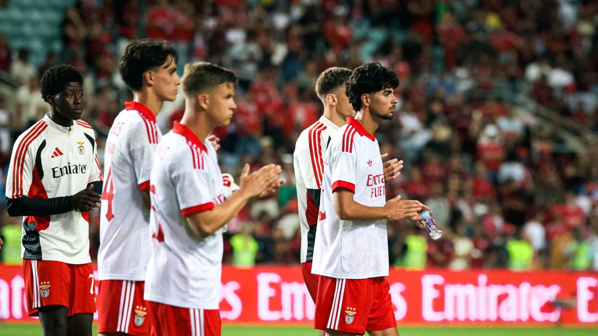 SLBenfica's tweet photo. Obrigado, Benfiquistas. Até Sexta! ❤️ https://t.co/QYvDCtEhqp