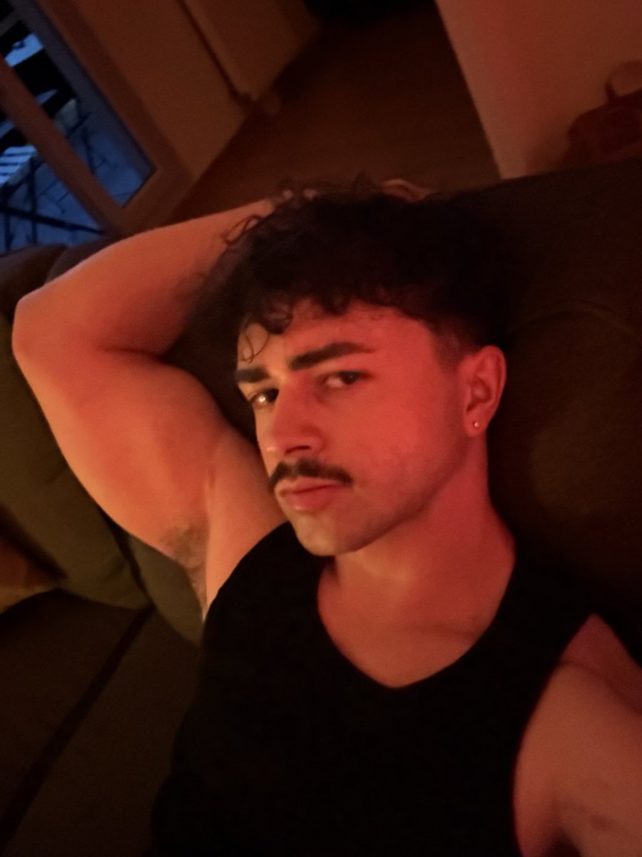 weslaidron's tweet photo. J’ai gardé que la moustache :( #gay #mlm https://t.co/Jmbnmwjxgt