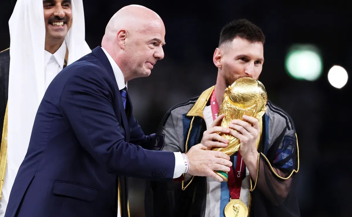 MLopezSanMartin's tweet photo. Una investigación del periodista @Romain_Molina señala presuntas irregularidades entre la FIFA y Argentina 

Por el manejo de recursos que recibió la AFA tras el título del país en el Mundial de Qatar 2022 

📸 @PolymarketFC https://t.co/oQrGKCHIql