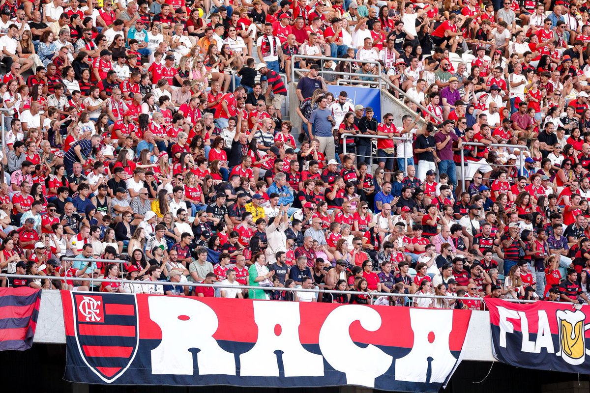 Flamengo's tweet photo. A Nação representou em Portugal. Sempre jogamos em casa. Em qualquer canto do mundo!

#QueTorcidaÉEssa https://t.co/AE8iAqJjh3