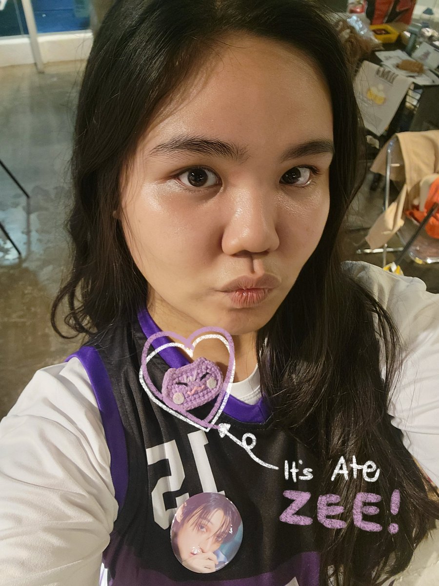 Its_shanieee's tweet photo. Wa kang mag-alala ate @Jongho_owns_me , dala ko rin freebies mo last year nung San CSE, dahil hindi ka makakapunta at importante 'tong araw na 'to for both of us, nagdala ako ng bagay na galing sayo para maging representative mo, miss na kita sobraaa!!!🥹🫶🏻💜

#FLYHIGHWITHCHOISAN https://t.co/K12cIAVEeL