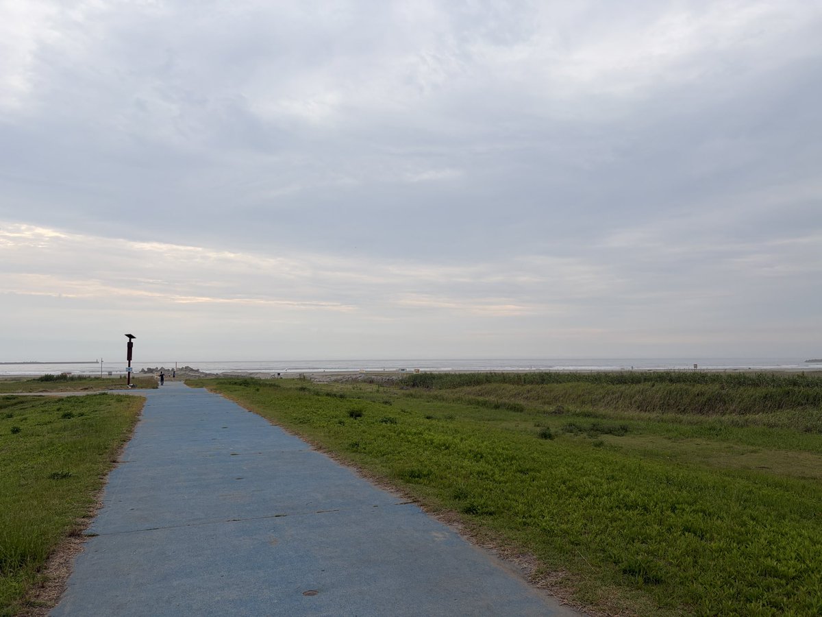 nami2ipai's tweet photo. 今のサンビー���。♫
ほぼ無風にモモ〜コシくらいの波。
つるかめエリアは海水浴用のロープが設置されて、波乗りしづらくなりました。 https://t.co/iVDcwqIim7