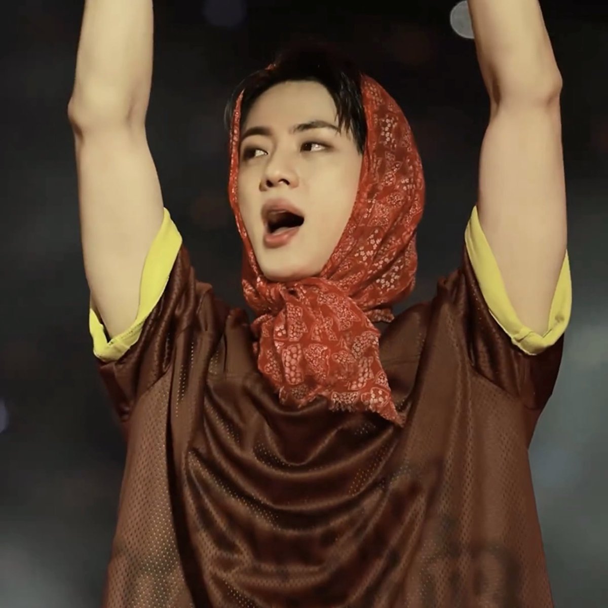 jinslookbook's tweet photo. the contrast from his arms to his doll face https://t.co/aeOQQOq1z9