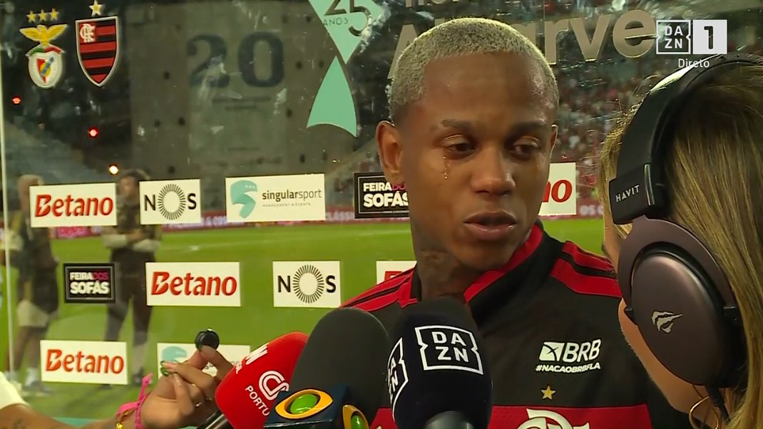 olhaoquete2igo's tweet photo. Jogador do Flamengo em lágrimas depois de ter tido a honra de marcar vs. Benfica na Taça Libertadores do Algarve. Um momento para a vida. https://t.co/YmbRO2L7dx
