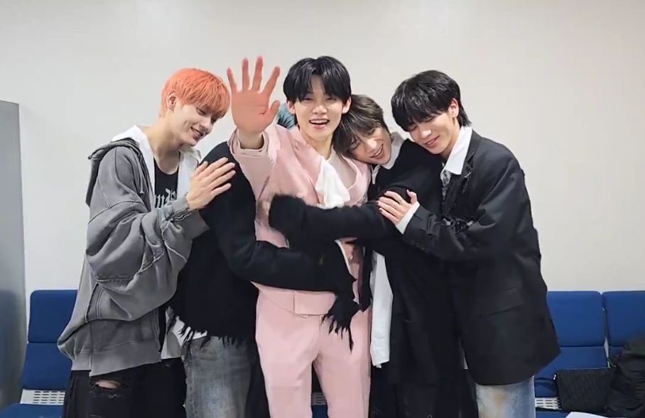 stardustsoobin's tweet photo. txt really love each other’s personal space https://t.co/tWsi723SCr