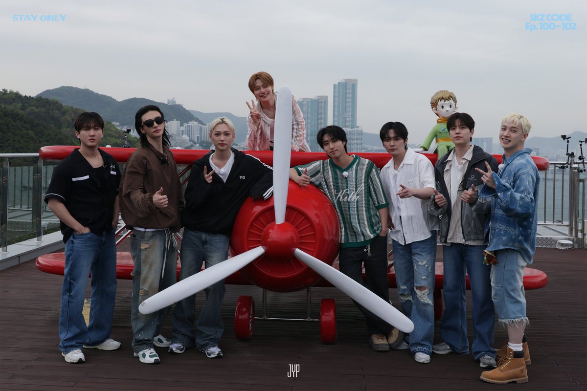 StrayKidsPeru's tweet photo. 📸 | FANS - 090726
Les traemos las fotitos detrás de escenas de los Ep 100-102 del SKZ CODE "Bitácora de viaje en Busan" 🥺
Pt. 1 💕
🧵 ⤵️
#StrayKids #스트레이키즈
#YouMakeStrayKidsStay
#STAY
#SKZCODE https://t.co/kxZL9vJJ1c