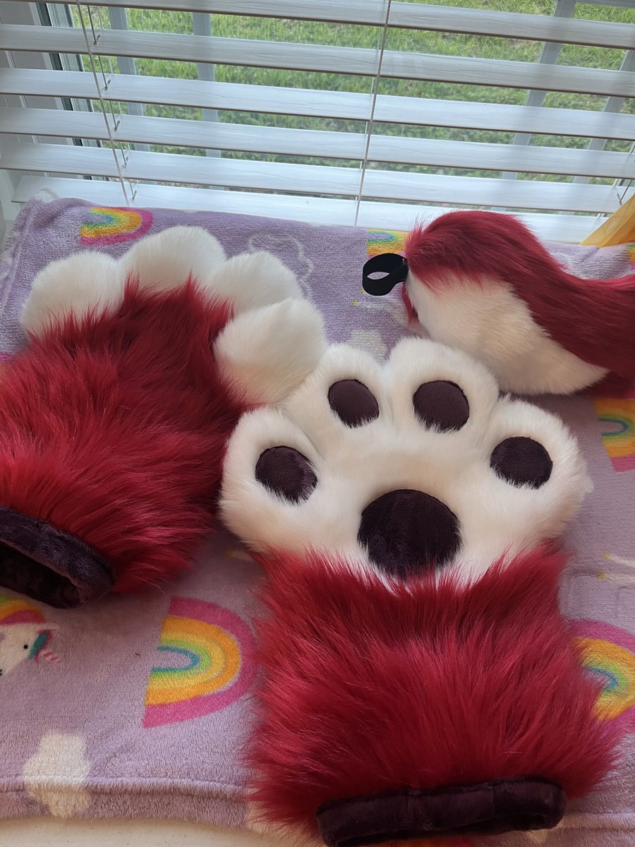 magiczapdragon's tweet photo. Here’s this paws and tail set i have ready to go!! :3 Made in early june, it’s super soft and all hand made! ❤️🤍💜

#furry #fursuit #furryart #cute #fluffy https://t.co/586dCdlz7i