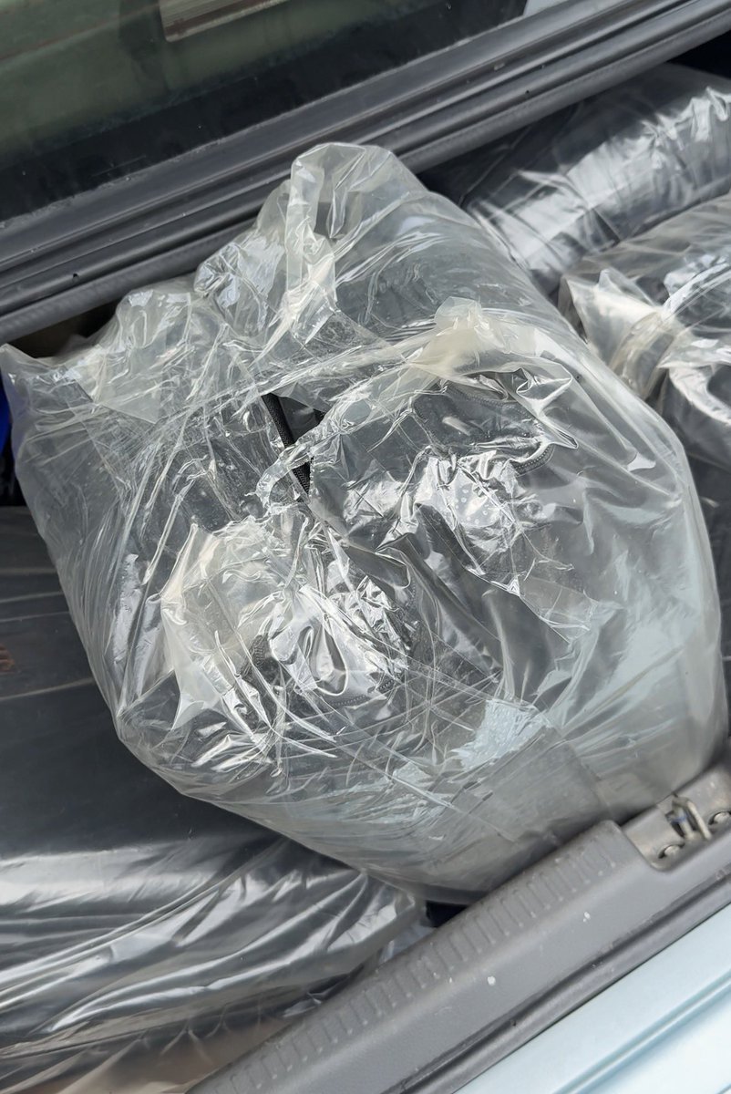 Jssalaimo's tweet photo. @meh13__ @MelanioBar Hola! Yo entregué 1.320 bolsas mortuorias en total. Todo documentado en mi Instagram. Las entregué directamente a rescatistas y a las personas frente a los edificios que estaban esperando el cuerpo de sus familiares. https://t.co/ZcjmEtUH3Z