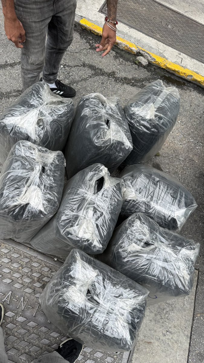 Jssalaimo's tweet photo. @meh13__ @MelanioBar Hola! Yo entregué 1.320 bolsas mortuorias en total. Todo documentado en mi Instagram. Las entregué directamente a rescatistas y a las personas frente a los edificios que estaban esperando el cuerpo de sus familiares. https://t.co/ZcjmEtUH3Z