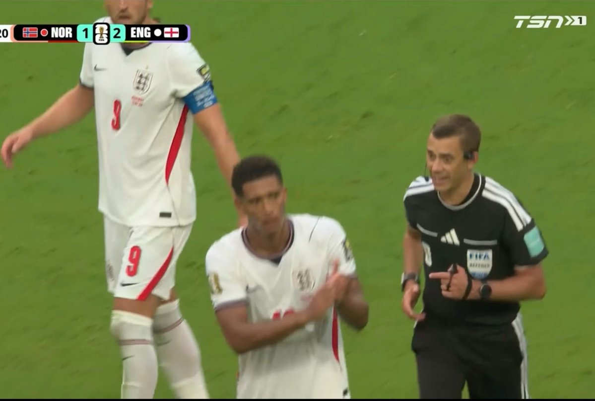heis_fede's tweet photo. Jude Bellingham comes off and the entire stadium stands up and gives him an applause.

Not a standing ovation for Elche fans😂😂😂 https://t.co/k0YwLEKf2H
