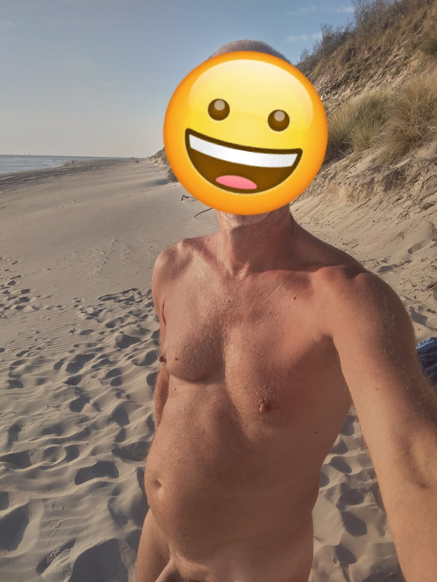 SkinnydipperN's tweet photo. Enjoying the beach 🌟⛱️ https://t.co/G9kZeTB1kg