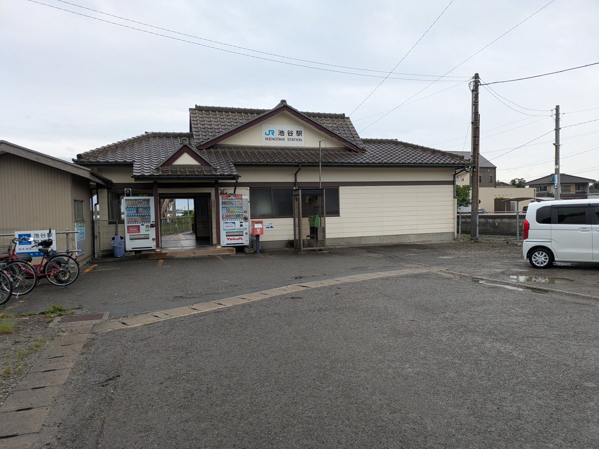 geky3zen's tweet photo. 阿波大谷からこの日最後の駅となった池谷（いけのたに）までは３０分ぐらいかけて徒歩で移動しました。池谷駅は鳴門線と高徳線が合流する直前にあり、両線の間に駅舎があるという珍しい構造の駅です。駅前は寂しい感じでとうの昔に廃業したと思われる食堂がそのまま放置されています。 https://t.co/zA5HytwN4e