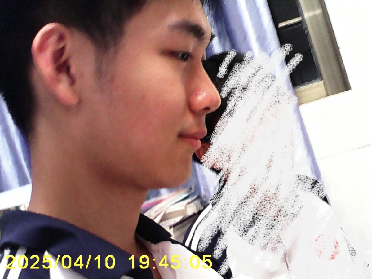 longerdyn's tweet photo. 艹了，深夜翻相册翻到和以前暗恋的直男的合照，想起之前为了不那么刻意地给他带早餐，结果每天要帮全组的人带早餐（我是全组唯一的走读生），妈的气得我逼痛，完全赔钱货，low死了 https://t.co/YE1v5Z9fnW