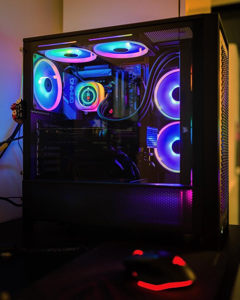 CORSAIR's tweet photo. There’s a first time for everyone!

@PhotosByDlee took the plunge into their first CORSAIR case and it sounds like they’re a fan! The 4000D is a great place to start and experience the difference in temps and airflow! 🙌 https://t.co/cCMhteAChr