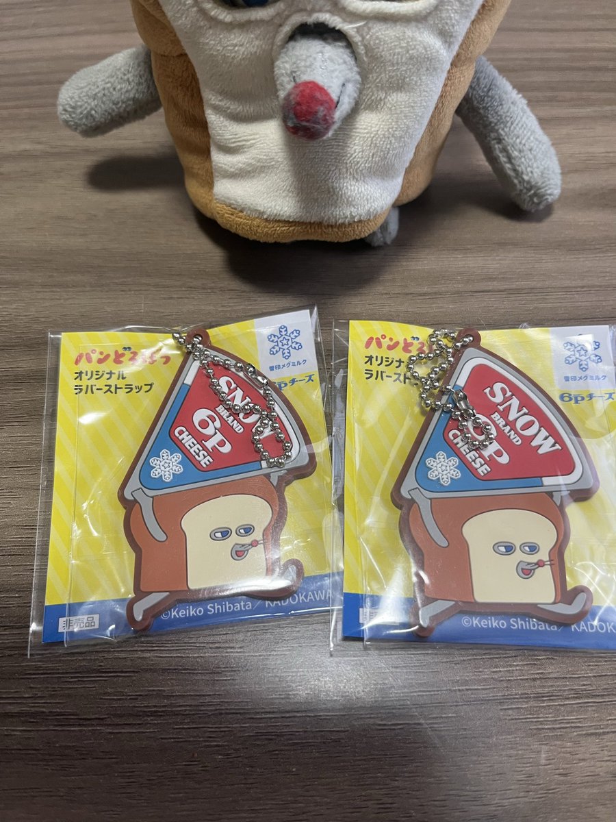 Lyuza_lil_vinci's tweet photo. 【毎日パンどろぼう155日目】
昨日に引き続き、パンどろぼうコラボの情報を皆様に共有します！今日は、雪印6Pチーズを2個買うと貰える、限定ラバーキーホルダーです！私は4個買って2つゲットしました！
・私はイオンで見つけました！
・冷蔵ケースの6Pチーズ売り場のすぐ側にあるパターン、冷蔵ケースの下部に配布場所があるパターン、少し離れた場所にあるパターン等、お店、地域によってかなり変わるみたいです💦
・イオンやヨーカドーなど、大きいスーパーでなくても報告ありました！
土日を使って探す方も多いと思いますので、他にも情報あれば是非共有してくださいね✨️
 #パンどろぼう
  #パンどろぼう好きと繋がりたい 
 #パンどろぼう6Pチーズ
 #パンどろぼう雪印