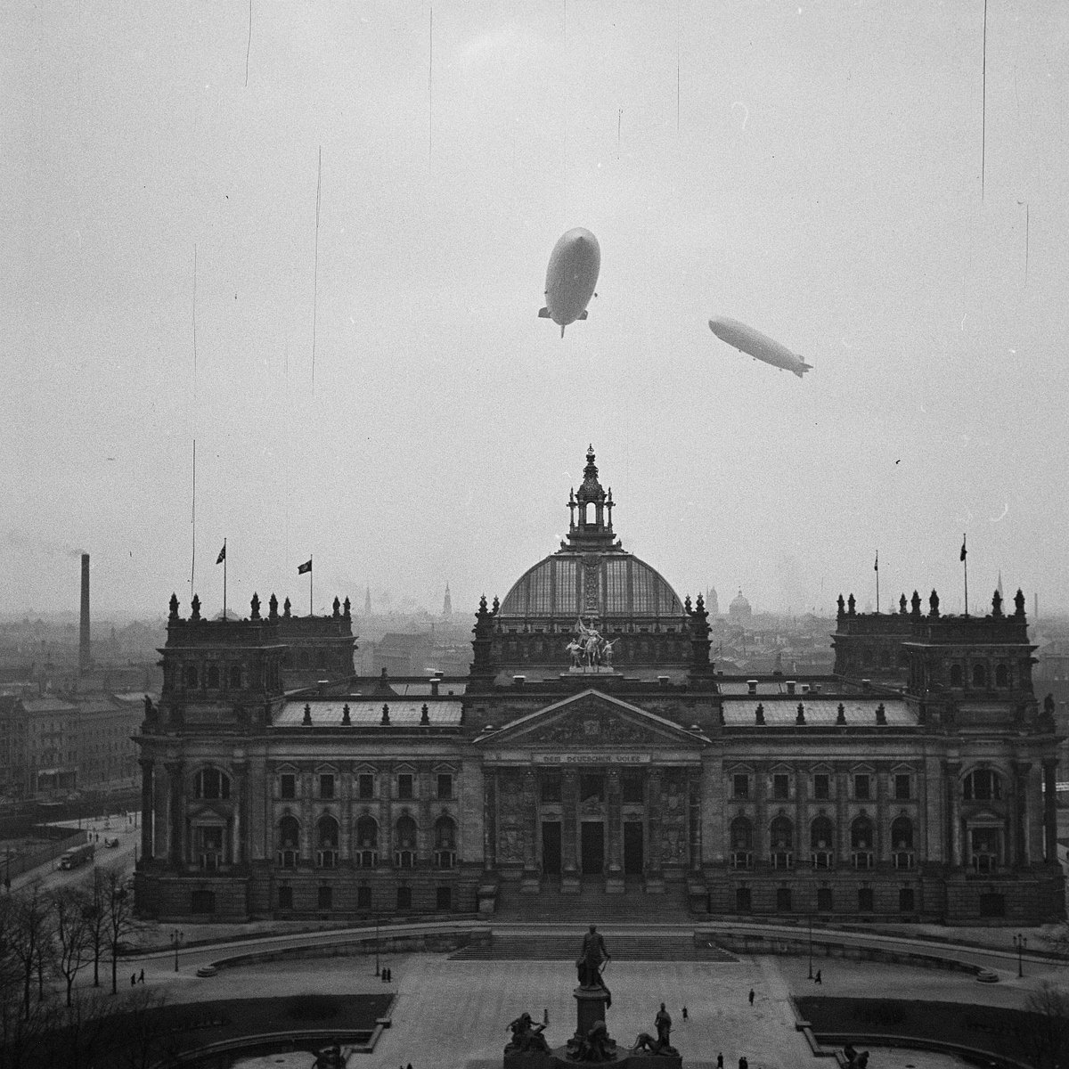 wakenminds's tweet photo. One of the reasons why they whited out the skies in old photographs https://t.co/eWNaOWYyxy