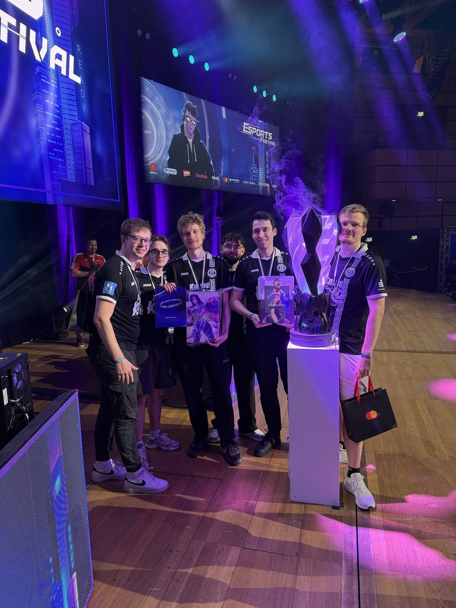 PowerOfEvilLoL's tweet photo. GGs 2-1 vs @G2NORD 

War ein schöner Comeback nach dem ersten Loss und jetzt ein Win in Wien

Venue / Fans / Cosplayer / Caster / Refs alles war wie immer mega geil https://t.co/Edz4RZEhag