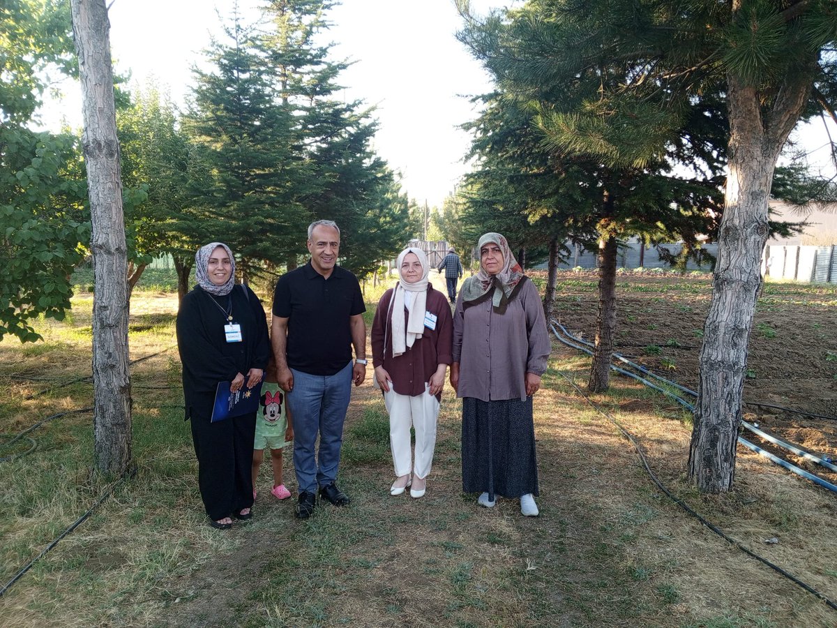 _akkadingenc's tweet photo. Yoldaşan Mahallesi
İlçe Başkanımız Sayın Mehmet Sait Kolak, Kadın Kolları Başkanımız Sayın Seyhan Doğan ve yönetim kurulu üyelerimizle birlikte Yoldaşan Mahallemizi ziyaret ederek hemşehrilerimizle bir araya geldik.
Samimi karşılamaları ve misafirperverlikleri için teşekkür ederz https://t.co/ecXbDFeiPK