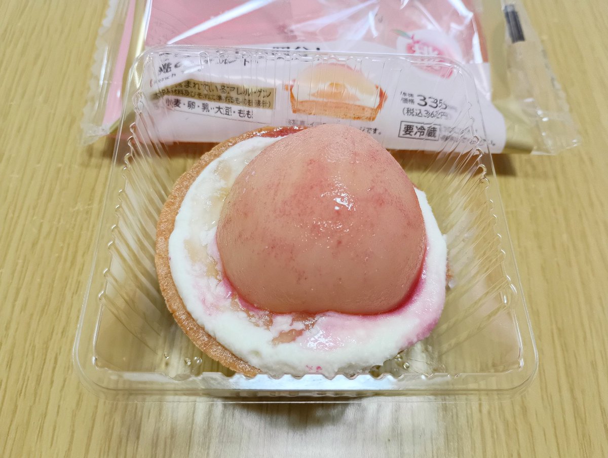 misasu5516's tweet photo. おはようございます☁
曇りで湿度が高いです😥
ローソンの桃のタルト、桃が1/2乗っていて魅力的でつい買ってしまったけど小さな固い桃のシロップ漬けなので私はあまり好きでは無かった💦
でもこのお値段を考えると良く出来たデザートだと思います✌
今日も水分補給忘れずにお過ごし下さいね🙋 https://t.co/IXSP2UimFi