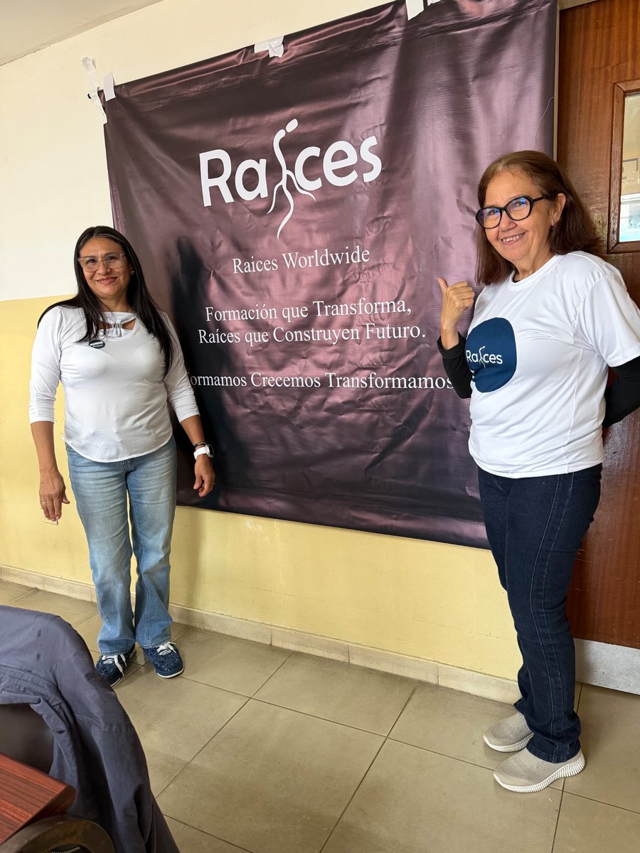MariMagallanesC's tweet photo. En #Aragua y #Bolívar impulsamos la formación de lideresas comunitarias para contribuir a la transición democrática en Venezuela.
La reconstrucción del tejido social comienza en las comunidades, y las mujeres desempeñan un papel fundamental en ese proceso.
Desde Raíces apostamos por un liderazgo que transforma, construye, orienta e impulsa el camino hacia una Venezuela democrática.