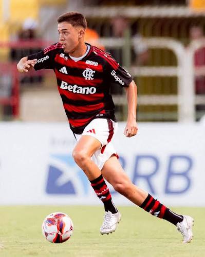 AndreRibeirro's tweet photo. Não dá pra omitir, esse mlk aqui além de ter enfiado a porrada no racista, fez uma partida excelente.

estamos falando de um cara que pode jogar de zagueiro e lateral, tem uma boa chegada na frente e muito potencial de evolução.

Johnny é a solução pra escantear o Ayrton Lucas. https://t.co/RxuR2VNak3