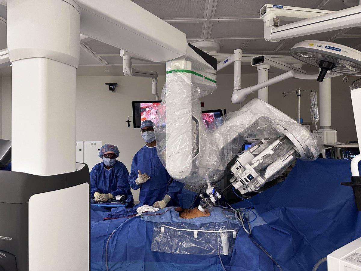 RoboticsUrology's tweet photo. Amazing! 3 outstanding live cases:PNx,RALP &amp;TV RASP moderated by an outstanding faculty. Great discussions with bright young minds,covering SP pearls across multiple procedures, including LAA SP RPLND.Fantastic education, collaboration..SP is present and future!  @HUMCUrology https://t.co/0IkF6VO879