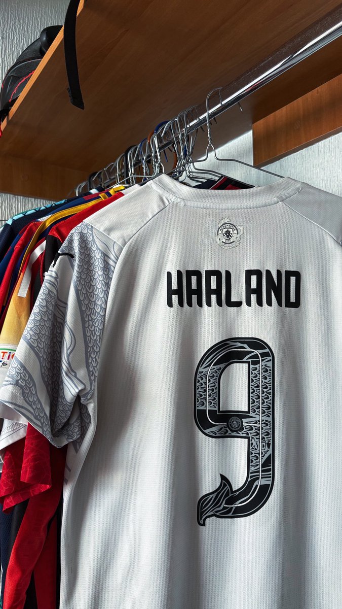 IsaacScr's tweet photo. No tengo jersey de Noruega, PERO entre muchos otros recuerdos, tengo una plasherita de Haaland 👍🏻 https://t.co/So4Iy0E2yV