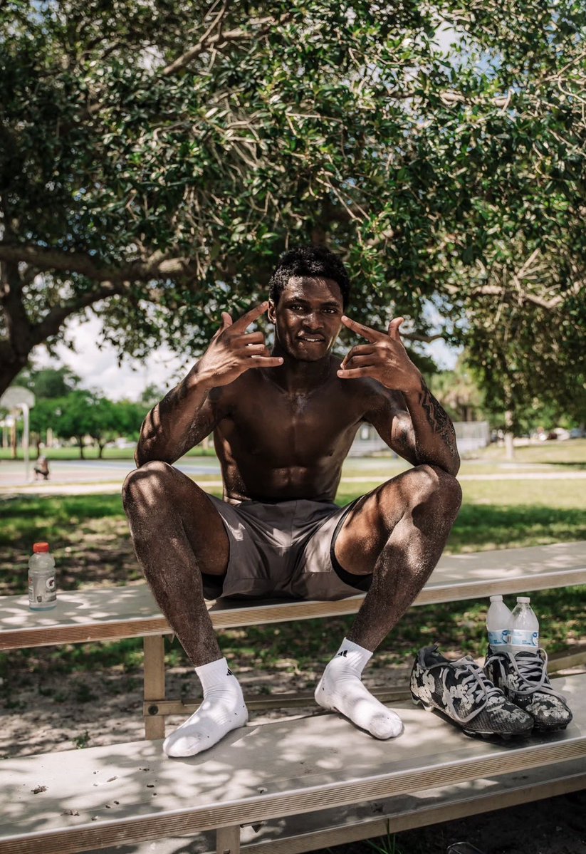 TrintonBreeze's tweet photo. Miami 5⭐️ WR commit Nick Lennear putting in sand work ahead of his senior season with Miami Carol City 👀 🔥 https://t.co/ylIUcEhP8h