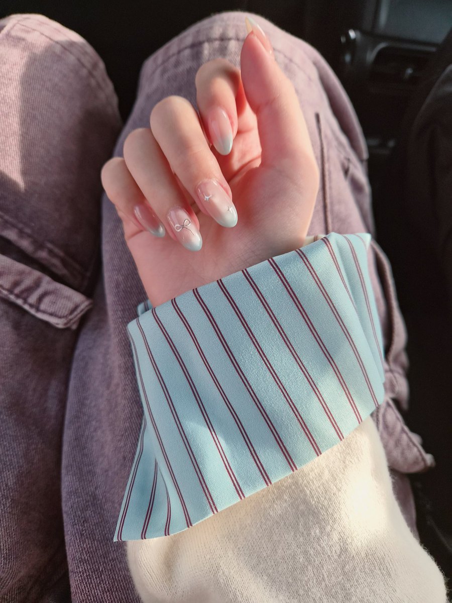 NiaaMorris's tweet photo. My nails match my shirt 💅 https://t.co/VsB9wMjoz9