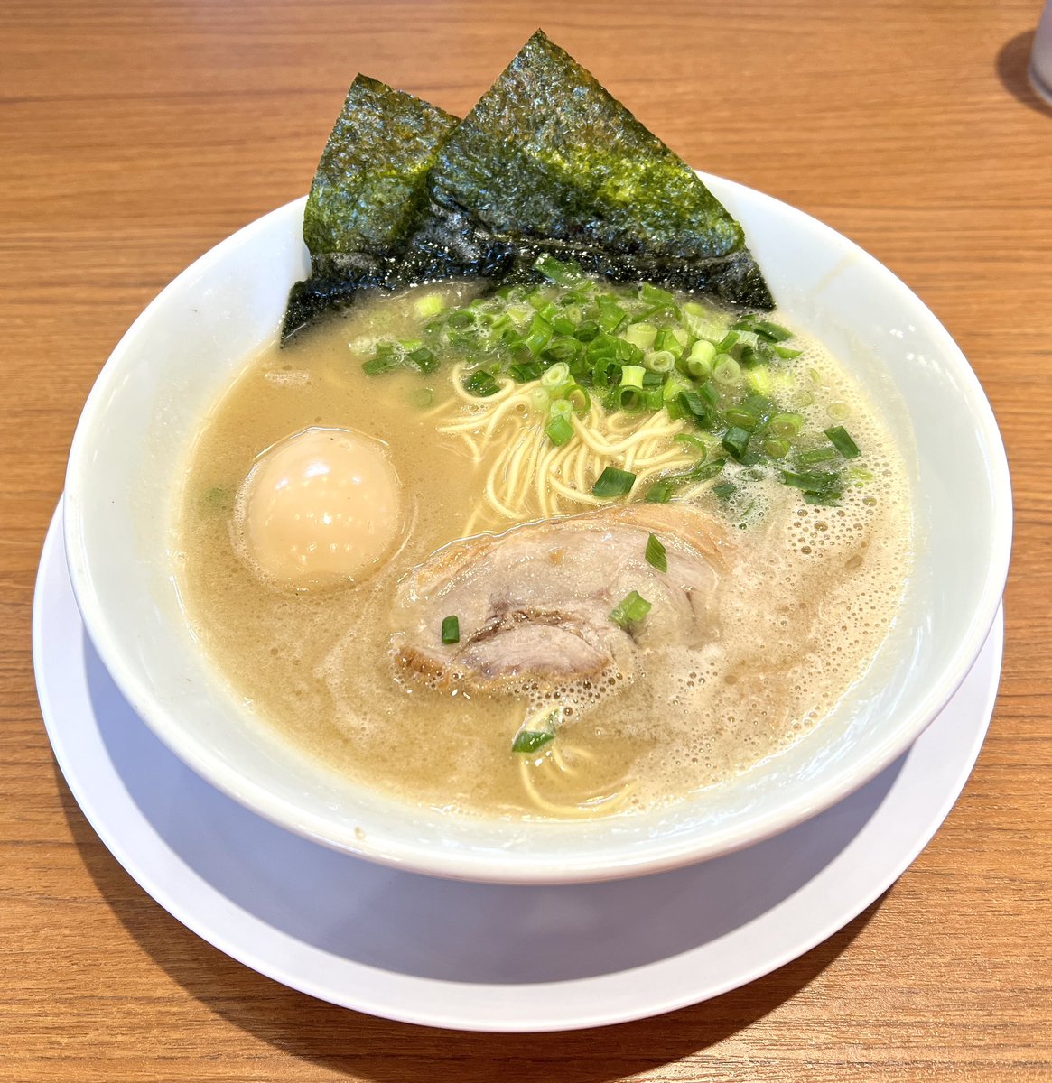 casshern_pat's tweet photo. 今日の怒濤🔥

釜炊きとんこつラーメン🍜
がっとん スタンプ３倍日🎉

プレミアムカードで無料味玉☝️

前回いなかったご年配の店員さん、復活😄
外国系の店員さん、新しく入る😄

#とんこつ
#ラーメン
#町田
#多摩境 https://t.co/U8FiFzNOax