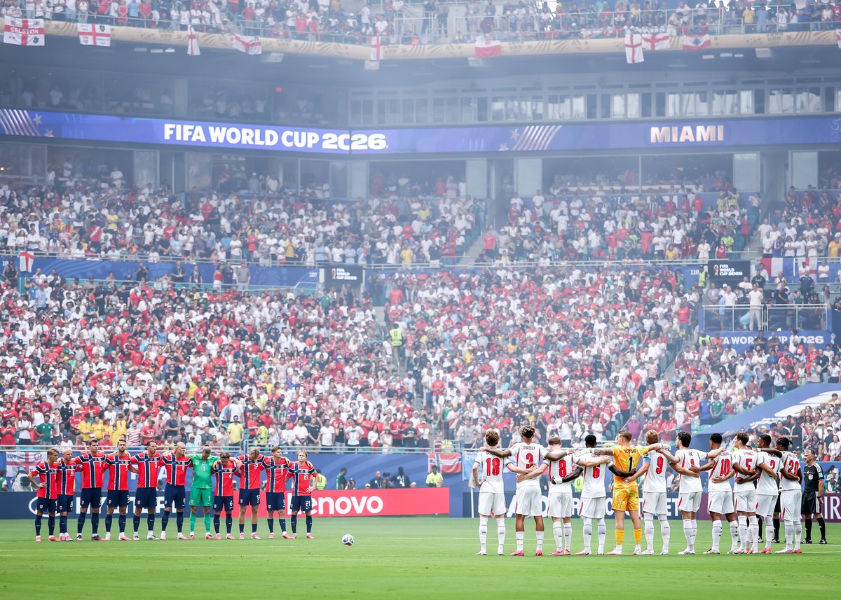 brfootball's tweet photo. Norway and England observe a moment of silence in memory of South African midfielder Jayden Adams. https://t.co/eD6i3aB5j5