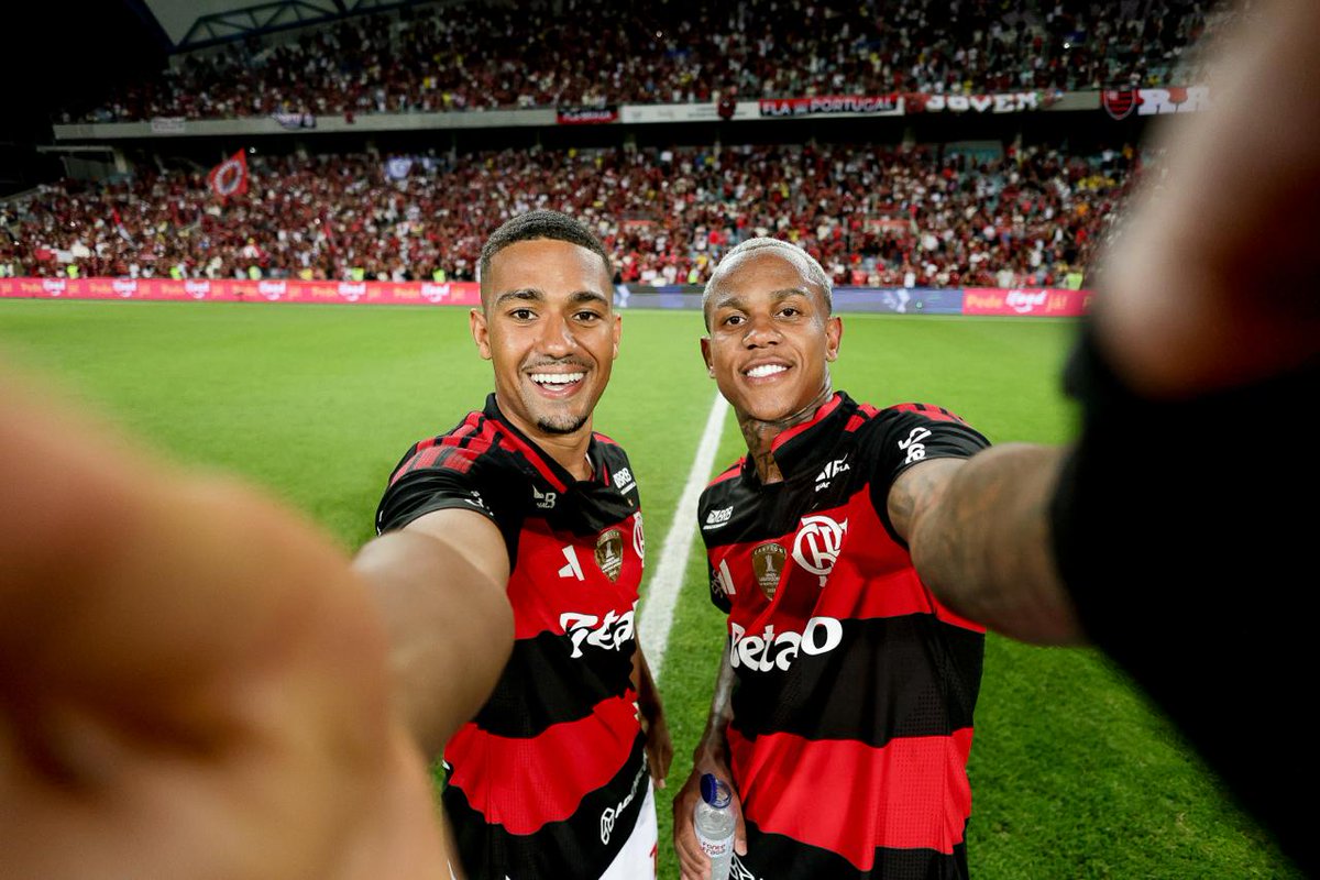 Flamengo_es's tweet photo. La selfie de los goleadores 🤳🔴⚫️ https://t.co/XazrvE2mPP