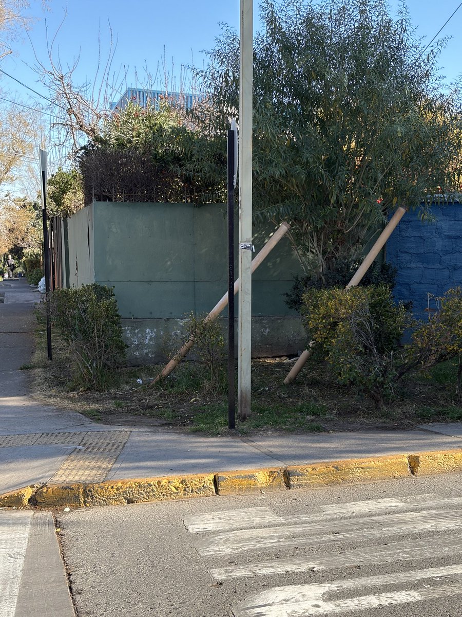 frangorrini's tweet photo. Hoy en terreno en Las Condes, la comuna que tengo el honor de ser concejal. Así estaba la esquina a pesar de que recién había pasado la basura. Llamé al 1402 y vinieron funcionarios a retirar los carros y dejaron impecable. Hay vigilancia de cámaras en el lugar ¿De qué sirven? 🤔 https://t.co/GGI1S6K1i1