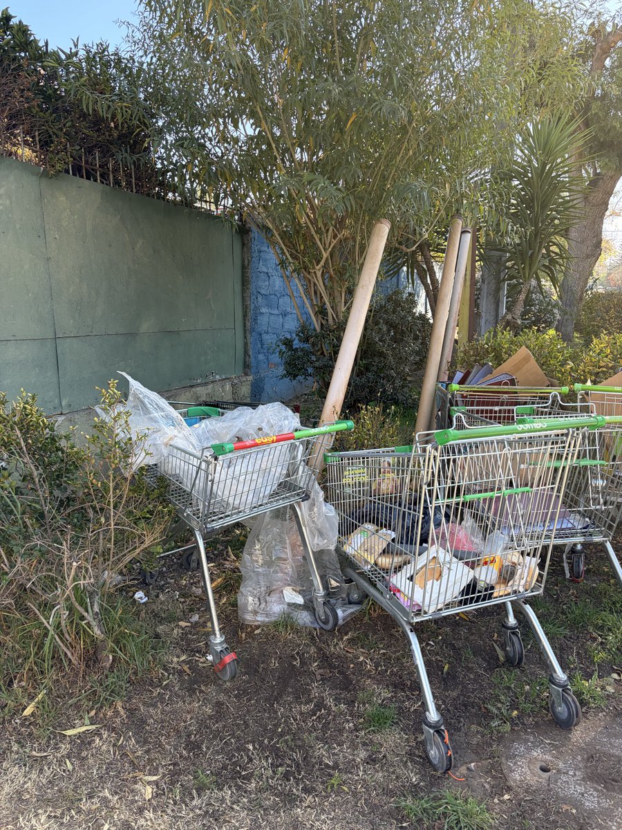 frangorrini's tweet photo. Hoy en terreno en Las Condes, la comuna que tengo el honor de ser concejal. Así estaba la esquina a pesar de que recién había pasado la basura. Llamé al 1402 y vinieron funcionarios a retirar los carros y dejaron impecable. Hay vigilancia de cámaras en el lugar ¿De qué sirven? 🤔 https://t.co/GGI1S6K1i1